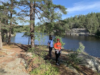 Caminhada guiada na excursão ecológica da Reserva Natural de Estocolmo
